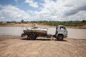 Caminho Pipa na margem de tanque com gua no potvel no municpio de Santa Brbara (BA)