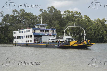 Balsa transportando passageiros e veculos na baa do Guajar