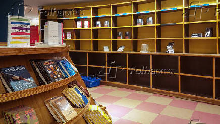 Estantes esvaziadas na loja da Livraria Cultura do Conjunto Nacional