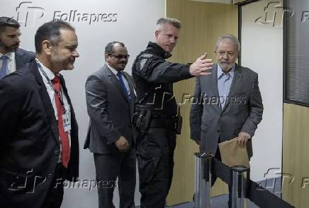 O agente Jorge Chastalo Filho acompanha o ex-presidente Lula para entrevista