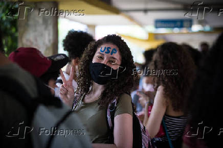 Estudantes com mscaras na fila do bandejo da USP