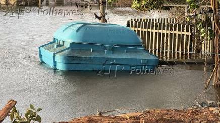 Bomba de gua flutuante em Porto Alegre (RS)