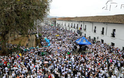 Miles de personas marchan por la paz y rechazan la violencia en el suroeste de Colombia