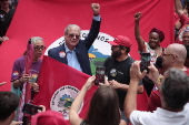 O candidato  prefeitura de SP, Guilherme Boulos, durante caminhada