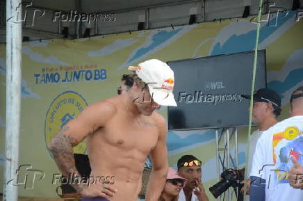 O surfista itlo ferreira ,vence estreia de campeonato em natal .