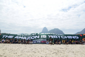 Manifestantes em ato pela Amaznia na praia de Botafogo