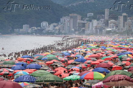 Movimentao de banhistas na praia de ipanema no rio de janeiro