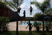 Crianas sem carteirinha invadem piscina do CEU Butant em dia de sol e calor em SP