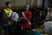 Voluntrios recebem doaes em Belm (PA) para ajudar vtimas das chuvas do RS