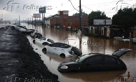 Estragos causados pelas enchentes ao longo da BR-116