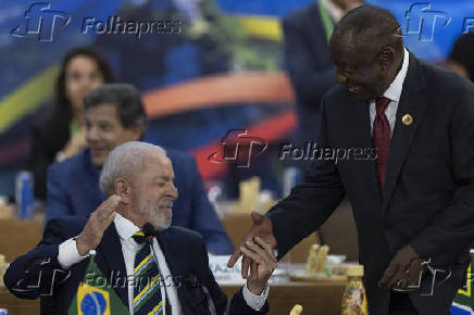 Lula cumprimenta o presidente da frica do Sul, Cyril Ramaphosa, durante G20 no RJ