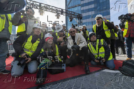 Pitbull instala ltimo cristal de la icnica bola que cada Fin de Ao cae en Times Square