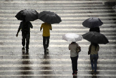 Pedestres enfrentam chuva na regio central de SP