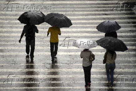 Pedestres enfrentam chuva na regio central de SP