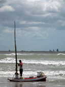 Pescador na praia de Tourinhos, em
