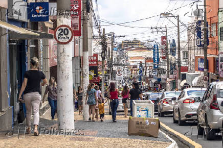 Movimentao de veculos e pedestres no calado da rua So Luiz, em Marlia (SP)