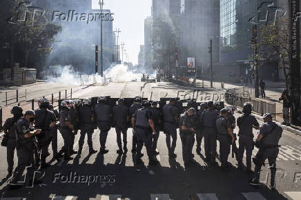 Tropa de Choque da Polcia Militar tenta dispersar manifestantes, na avenida Paulista (SP)