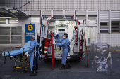Funcionrios do Samu fazem trabalho de desinfetar ambulncia