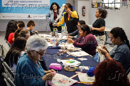 Migrantes varados en la frontera norte de Mxico hallan en el arte un sustento econmico