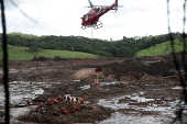 Helicptero dos bombeiros leva corpo retirado de um nibus, em Brumadinho (MG)