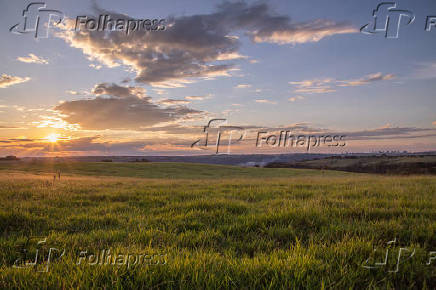 Vista panormica de campo verdejante prxima da cidade de Marlia