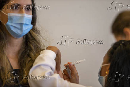 Inicio da vacinao de profissionais no Hospital das Clnicas, em SP