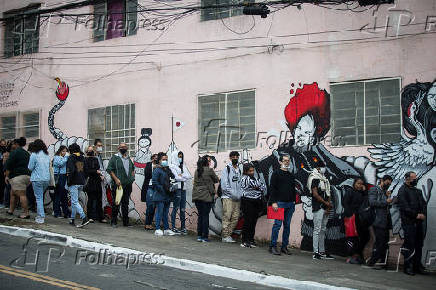 Fila de candidatos a vagas em SP