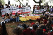 Servidores federais da educao em greve com estudantes em frente  sede do MEC em Braslia