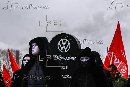 Protest in Wolfsburg supporting a third round of negotiations between IG Metall and Volkswagen