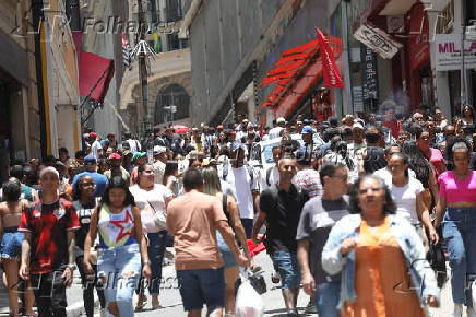 Consumidores lotam a Ladeira Porto Geral para compras de natal