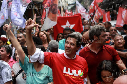 Fernando Haddad em evento de campanha na Rocinha, no Rio de Janeiro