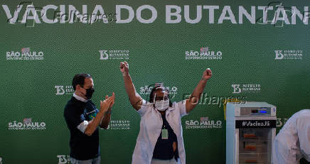 Enfermeira Monica Calazans torna-se a primeira brasileira a receber a Coronavac