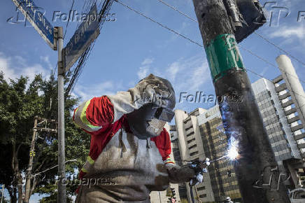 Solda em poste de semforo para evitar furto