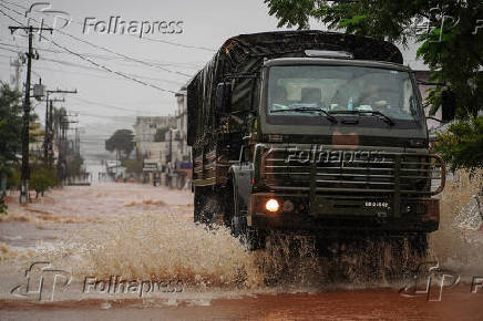 Exrcito remove famlias e pets para reas mais altas em cidade do RS