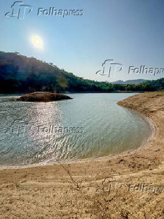 Nvel baixo da Represa de Paraibuna SP