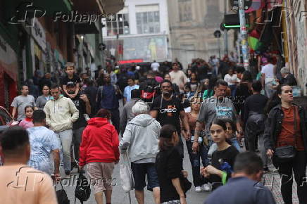 Movimentao na rua 25 de Maro em So Paulo