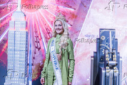 Miss Universo Victoria Kjaer posa para fotos No Empire State 