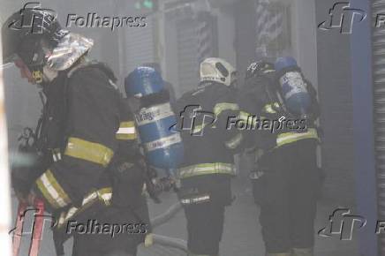 Incndio em loja de eletrnicos dentro da Galeria Pag, regio da Rua 25 de Maro