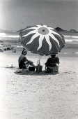 Banhistas se protegem do sol em praia