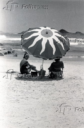 Banhistas se protegem do sol em praia