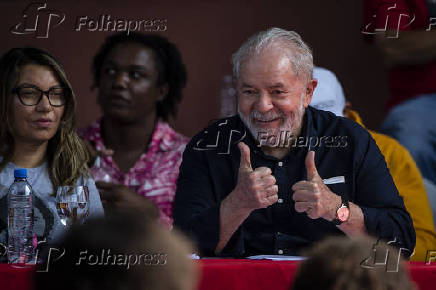 O ex-presidente Luiz Incio Lula da Silva, com jovens da comunidade Helipolis 