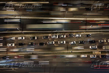 Carros trafegam em avenida de So Paulo