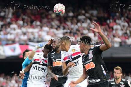 O zagueiro Manoel disputa bola com a defesa do So Paulo no primeiro jogo da final