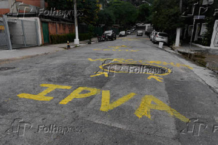 Pichao sinaliza buracos na rua da Paz, em Santo Amaro (SP)