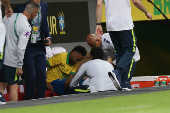 Neymar deixa o campo machucado