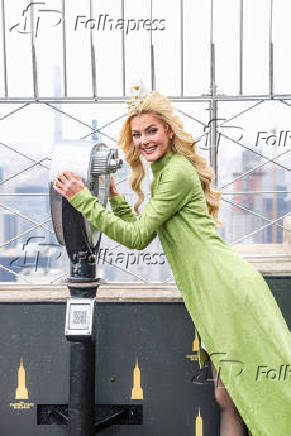 Miss Universo Victoria Kjaer posa para fotos No Empire State 