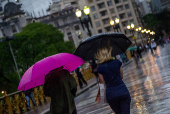 Pedestres enfrentam manh chuvosa no centro de SP