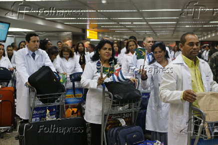 Mdicos cubanos desembarcam no aeroporto de Guarulhos/SP