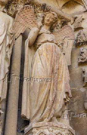 Esttua chamada de Anjo Sorridente se destaca na fachada da Catedral de Notre-Dame de Reims