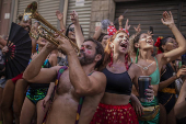 Folies durante bloco clandestino nas ruas do centro do RJ